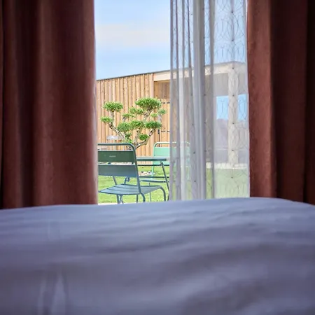 Le Repaire Lagardère Bed & Breakfast *